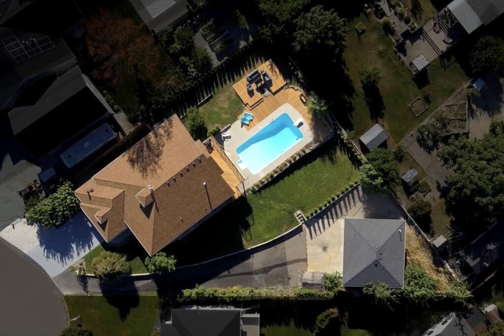 Luxurious 5 Bedroom House With Pool & Sauna West Kelowna Exterior photo