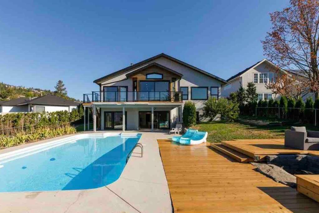 Luxurious 5 Bedroom House With Pool & Sauna West Kelowna Exterior photo