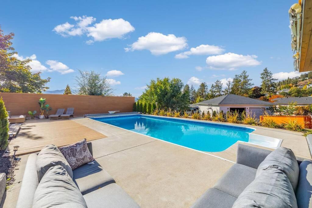 Luxurious 5 Bedroom House With Pool & Sauna West Kelowna Exterior photo