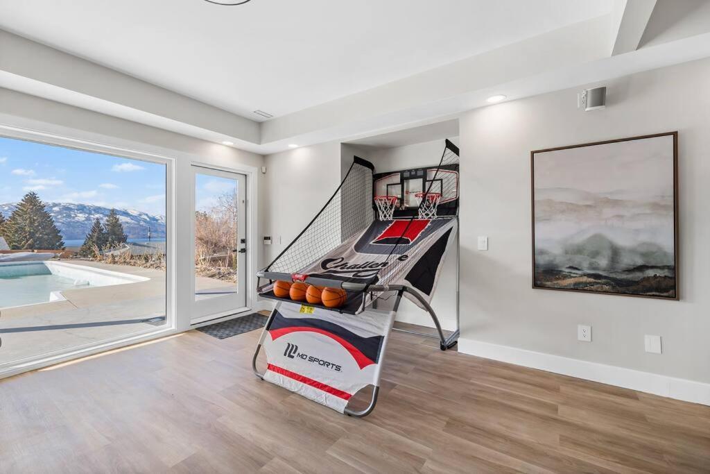 Luxurious 5 Bedroom House With Pool & Sauna West Kelowna Exterior photo